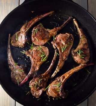 How to Cook Lamb Chops in a Pan