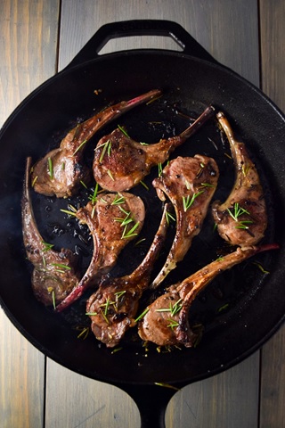 How to Cook Lamb Chops in a Pan